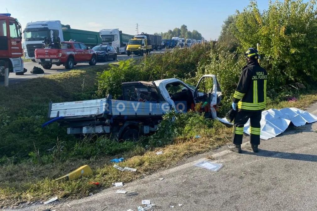 Camionetă lovită de două camioane. Un român a murit