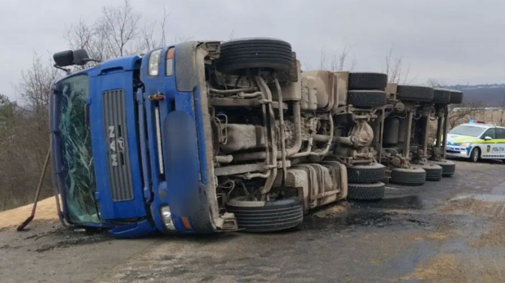 Un camion încărcat cu 27 de tone de grâu s-a răsturnat
