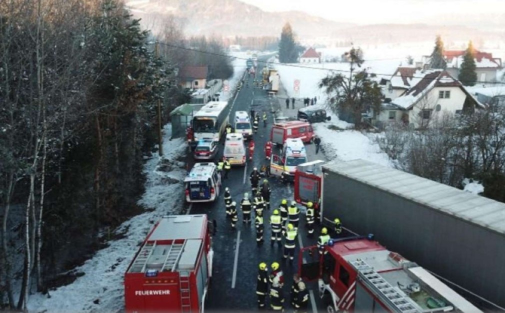 AUSTRIA Cinci grav răniți după ce o dubiță a lovit camionul unui șofer român