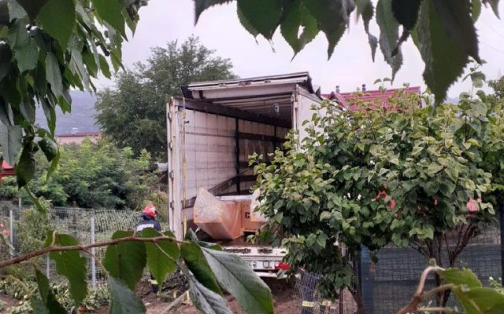 A ajuns cu un camion într-o casă din Călimănești