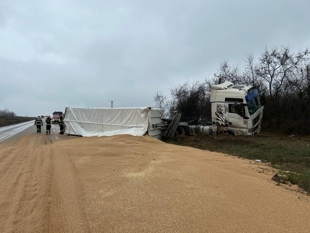 Video. Camion răsturnat pe DN 2A în județul Constanța