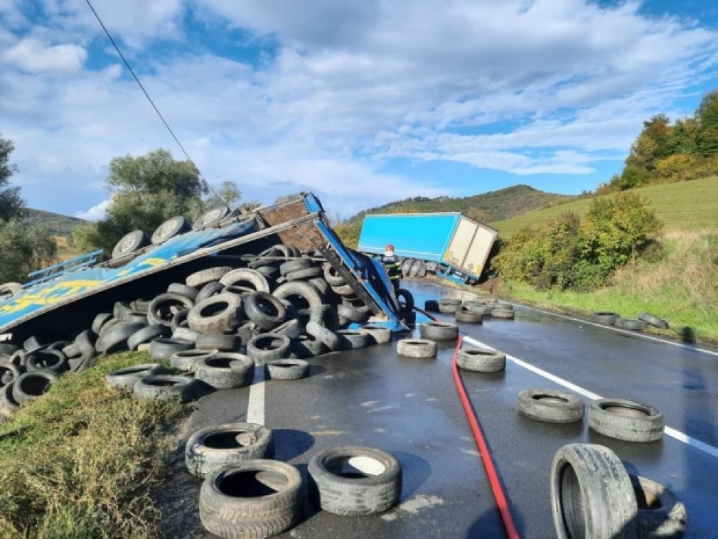 Accident teribil cu două camioane și un autoturism, în Mureș