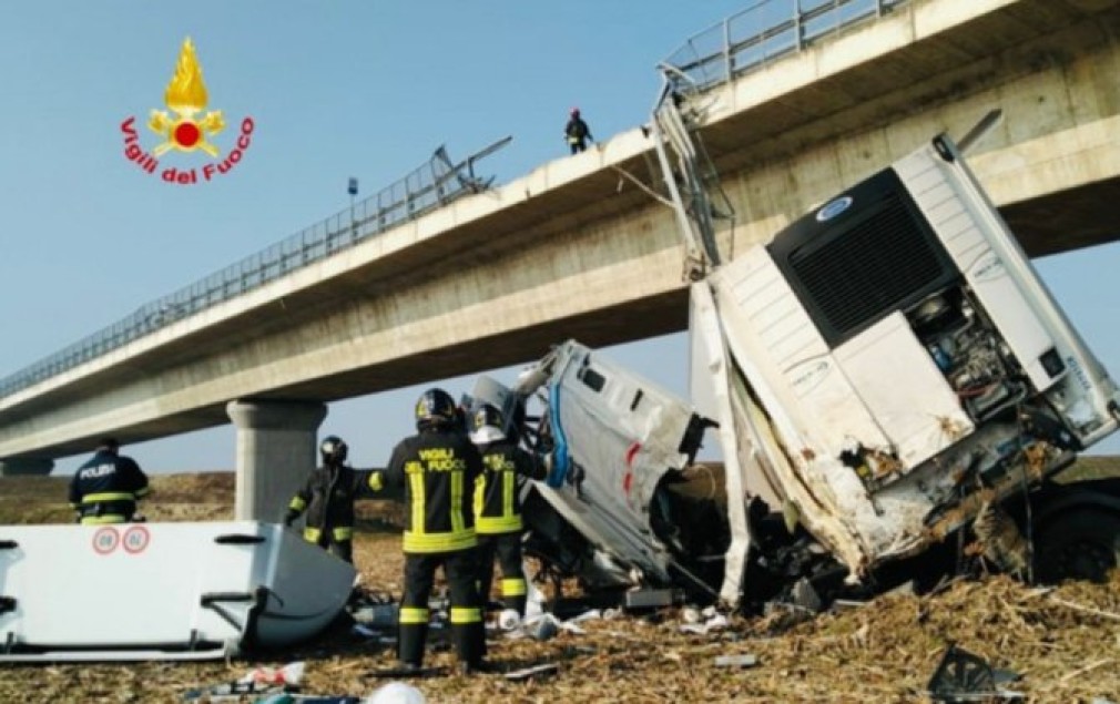 ITALIA Camionul unui român a căzut de la 15 metri înălțime după ce s-a izbit de un alt vehicul