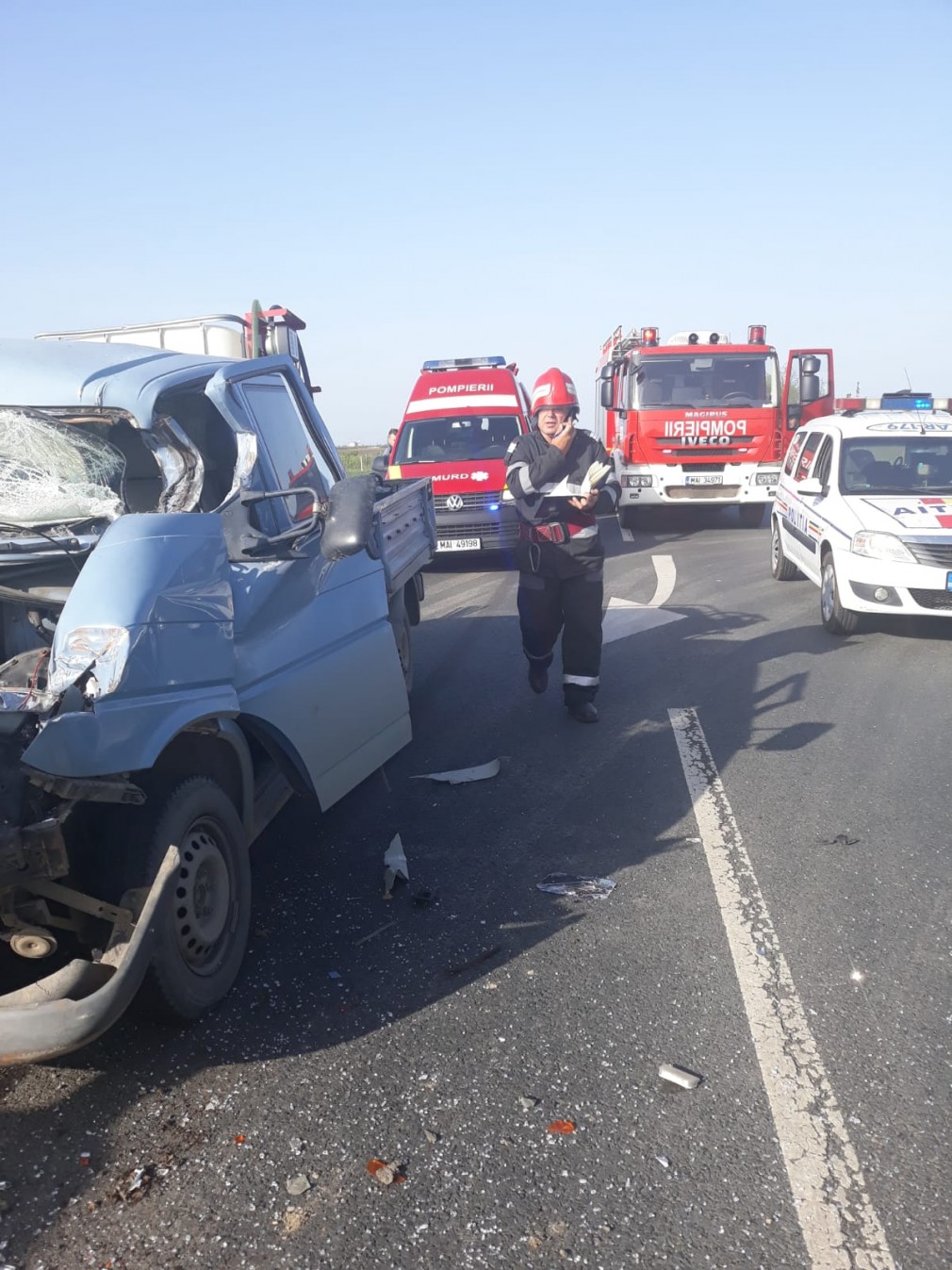 Accident între un microbuz și un TIR, pe drumul Arad-Oradea