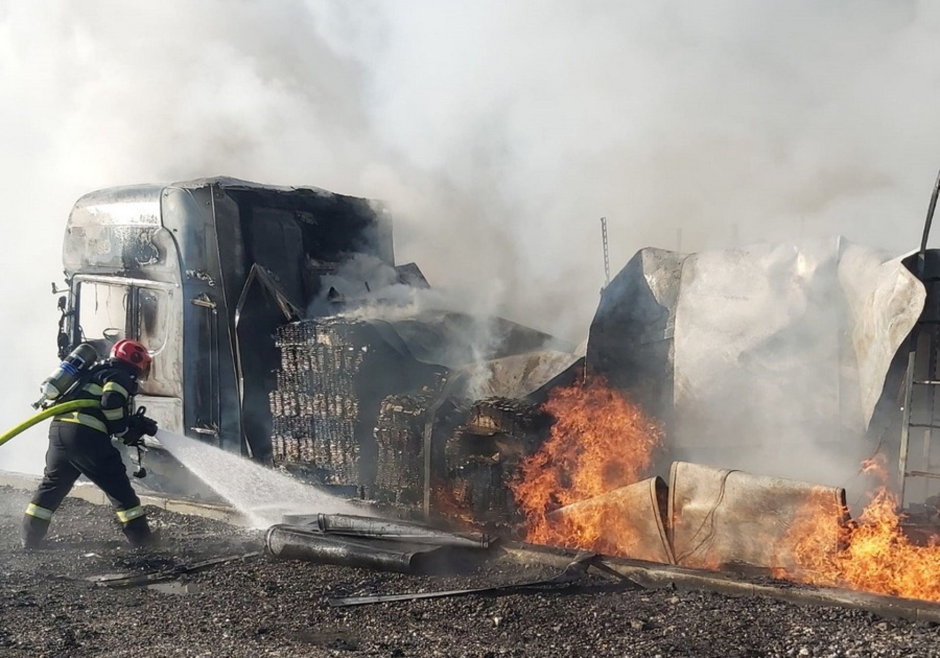 Un camion a fost distrus de flăcări în curtea unei firme