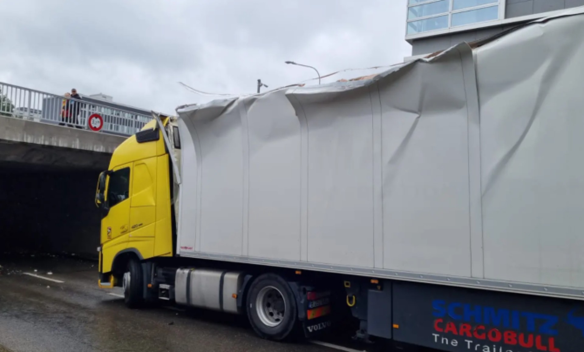 Șofer român de camion, blocat în pasaj în Elveția