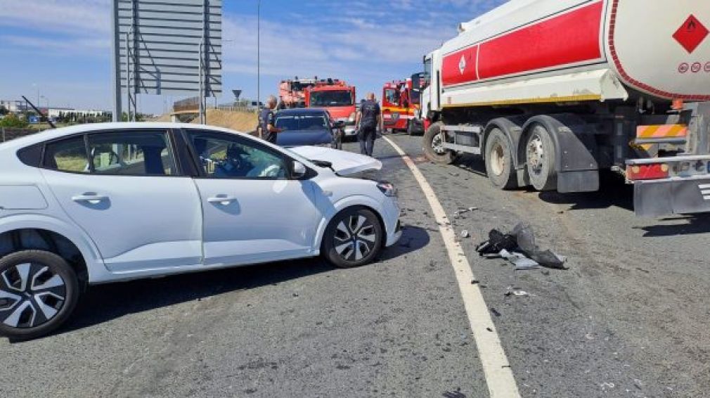 Accident cu 2 mașini și un camion. Au venit și pompierii