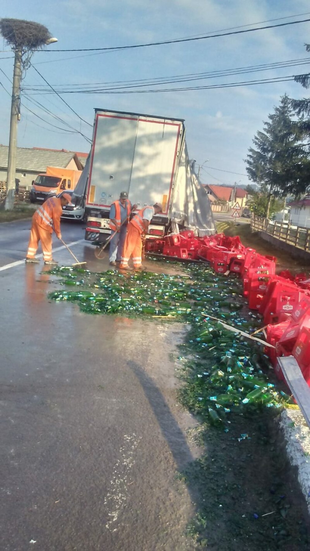 Sute de sticle au căzut dintr-un camion cu bere. Zac împrăștiate pe șosea