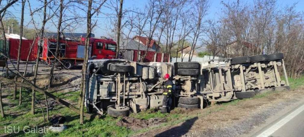 Un camion cu pietriș s-a răsturnat. Trafic blocat