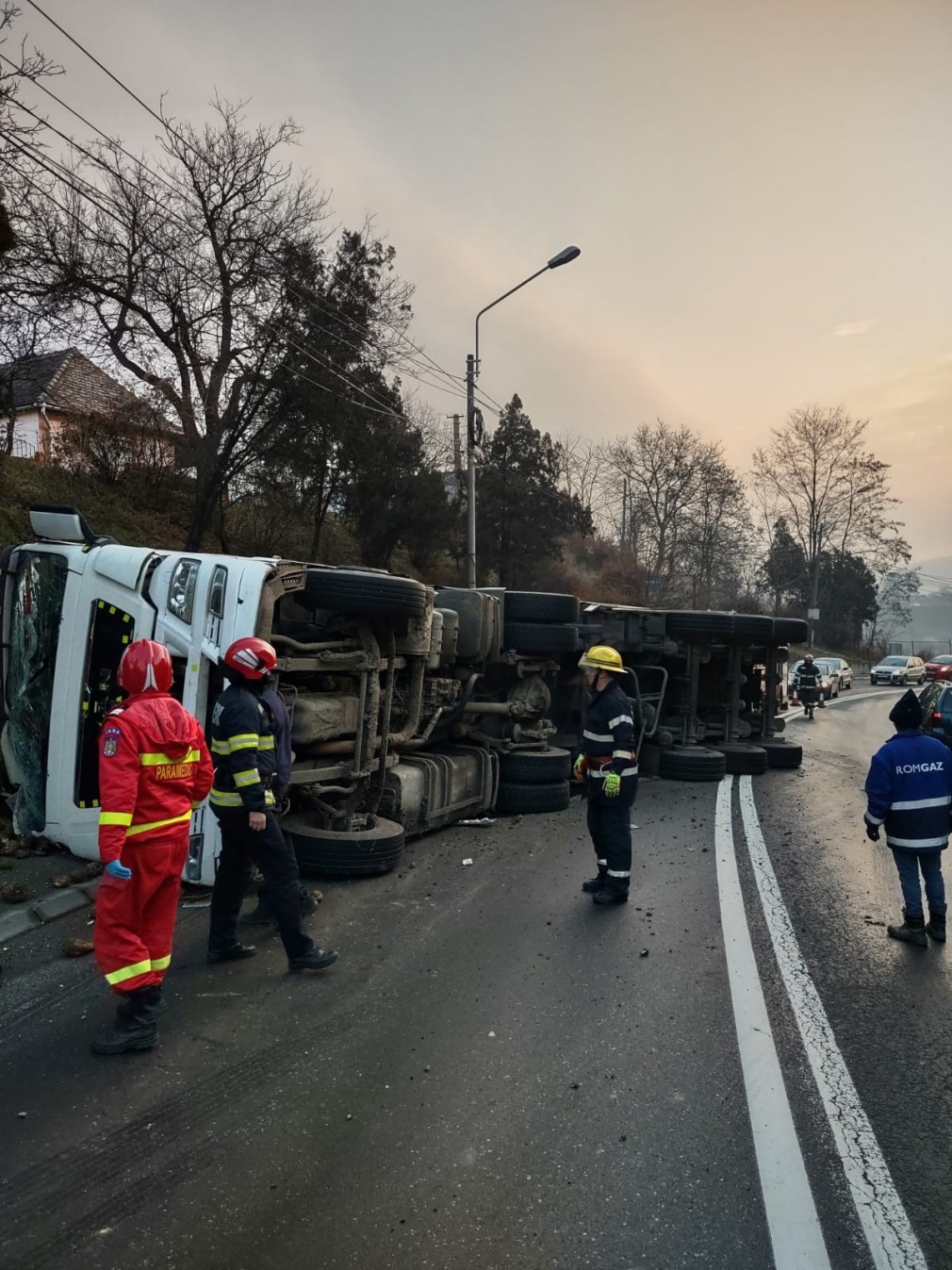 Un camion plin cu sfeclă s-a răsturnat lângă Sighișoara