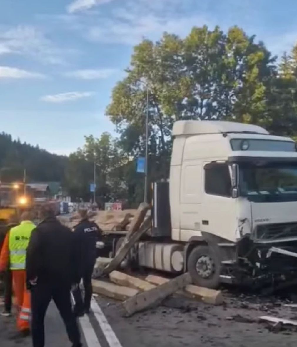 VIDEO Încărcătura unui camion a ajuns pe carosabil. DN1 a fost blocat