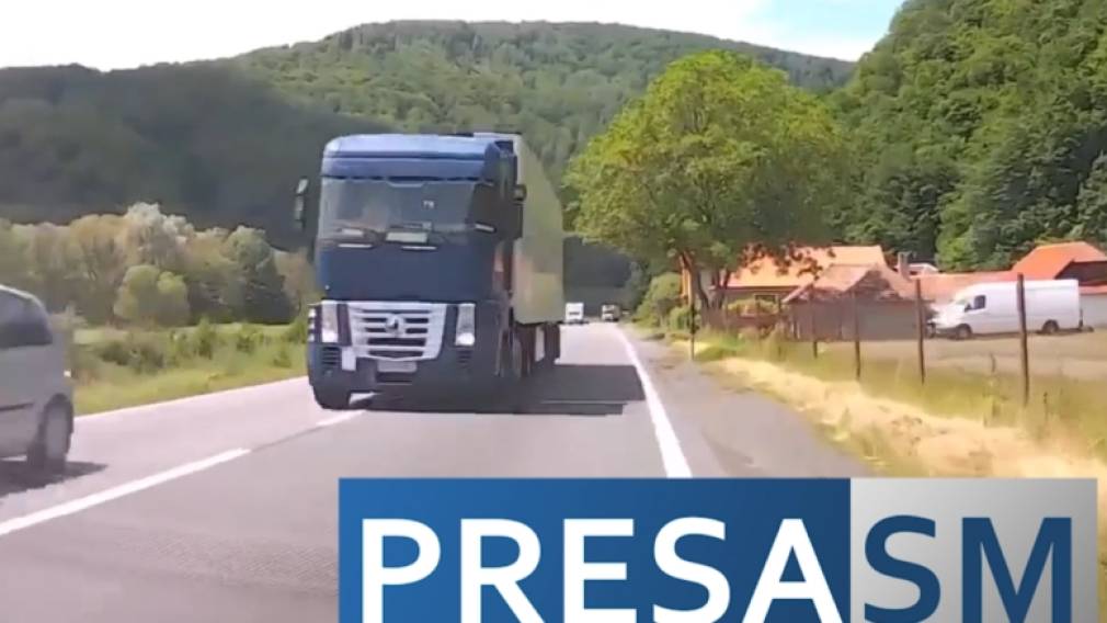 VIDEO: Șofer de TIR inconștient. A depășit și nu a mai reușit să revină pe banda sa