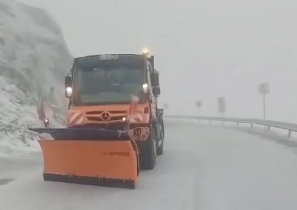 Circulația pe un tronson din Transalpina se închide, din cauza ninsorii