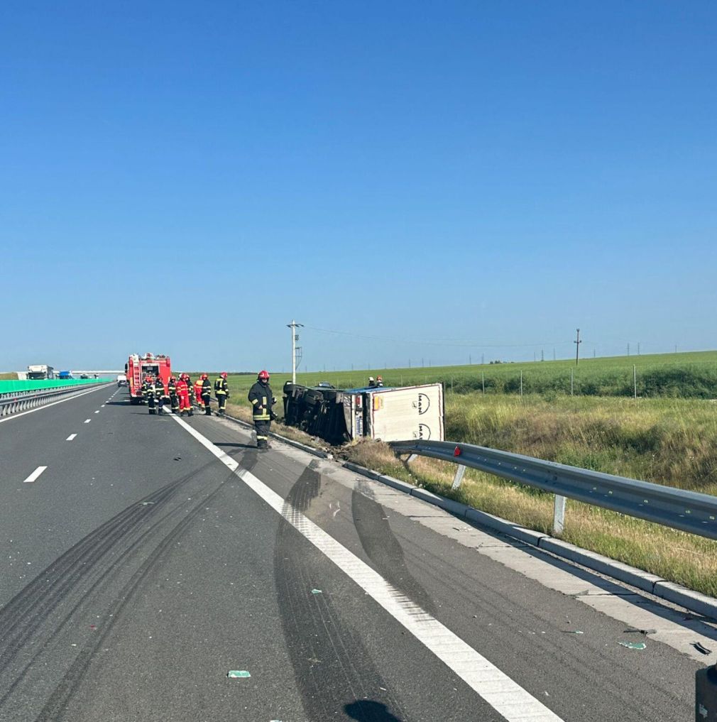 Un camion s-a răsturnat după ce a lovit un autoturism staționat