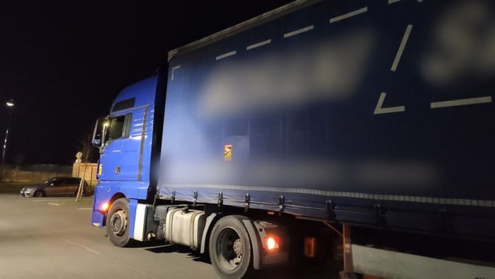 Șofer român de camion, prins cu o tonă de canabis în remorcă. A fost arestat