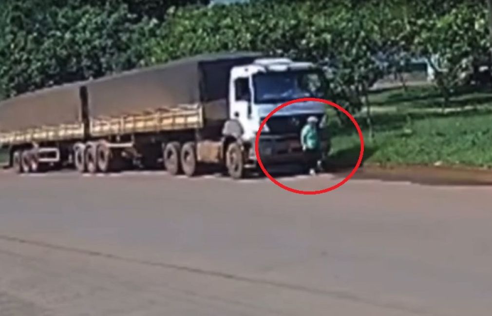 VIDEO O femeie de 68 de ani a scăpat cu viață după ce a fost călcată de camion