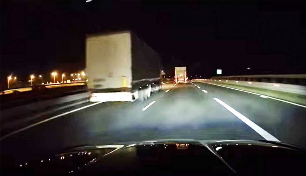 VIDEO: Camion cu semiremorcă filmat cum goneşte pe autostrada A1 cu peste 150 km/oră