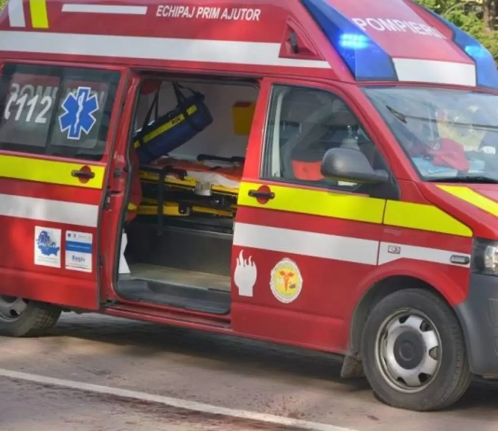 Un TIR cu nisip s-a răsturnat