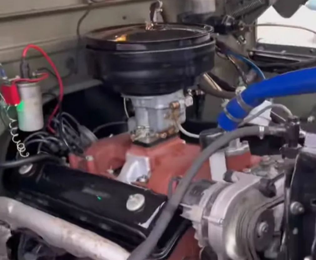 VIDEO Cum pornește un motor V8 de camion făcut în România acum 60 ani?