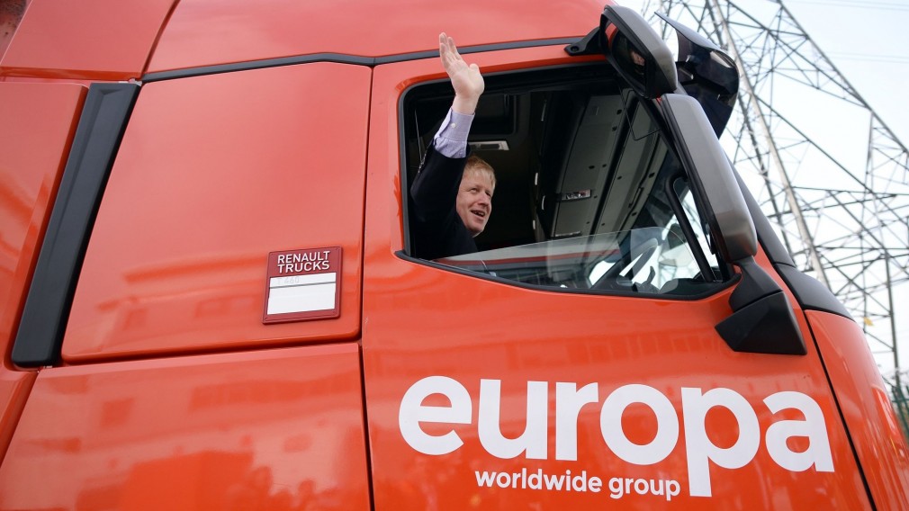 Premierul britanic cere transportatorilor să mărească salariile șoferilor de camion