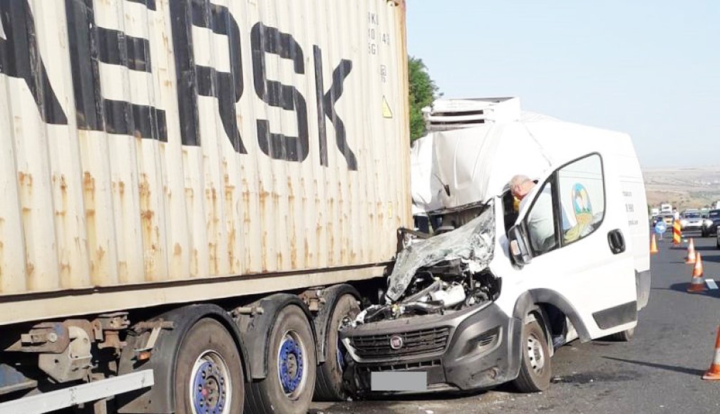 Accident pe Autostrada Soarelui: o autoutilitară a intrat într-un camion