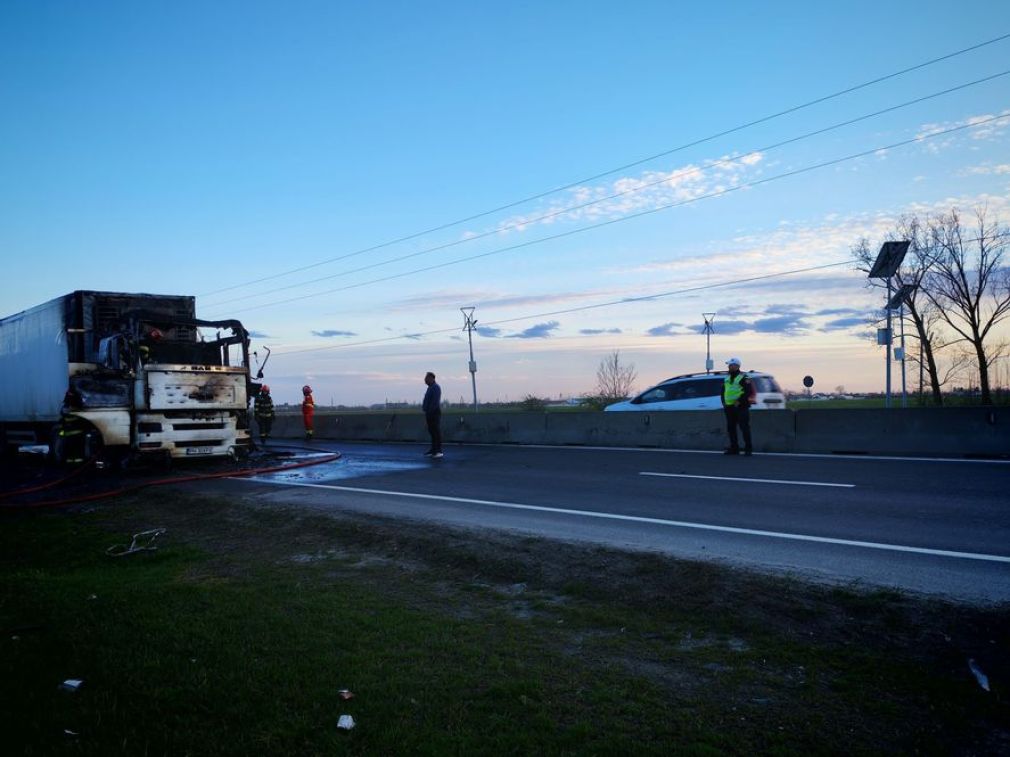 Incendiu la un camion care transporta produse congelate