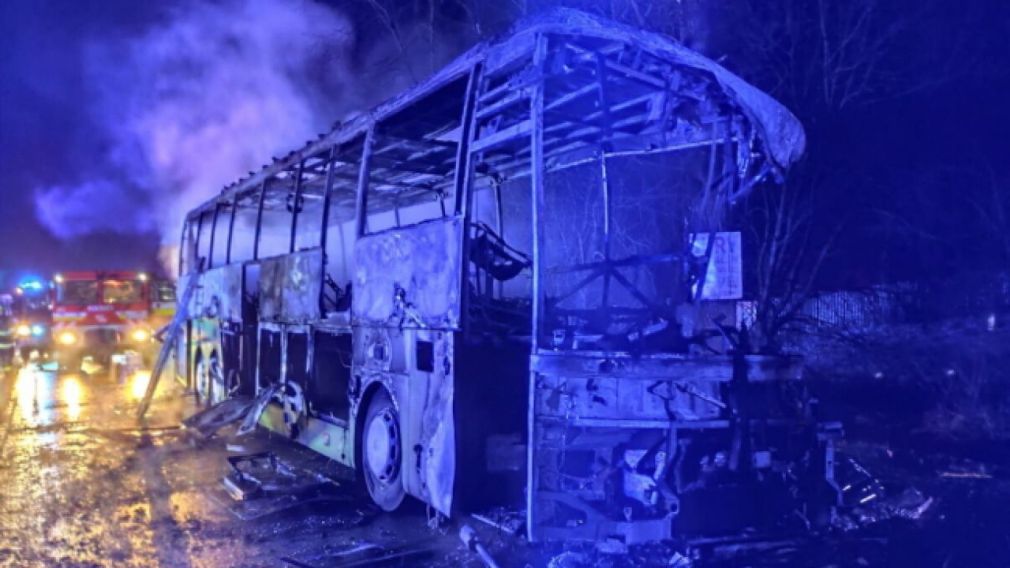 VIDEO Șofer de autobuz ucis într-un accident violent cu un camion de lemne