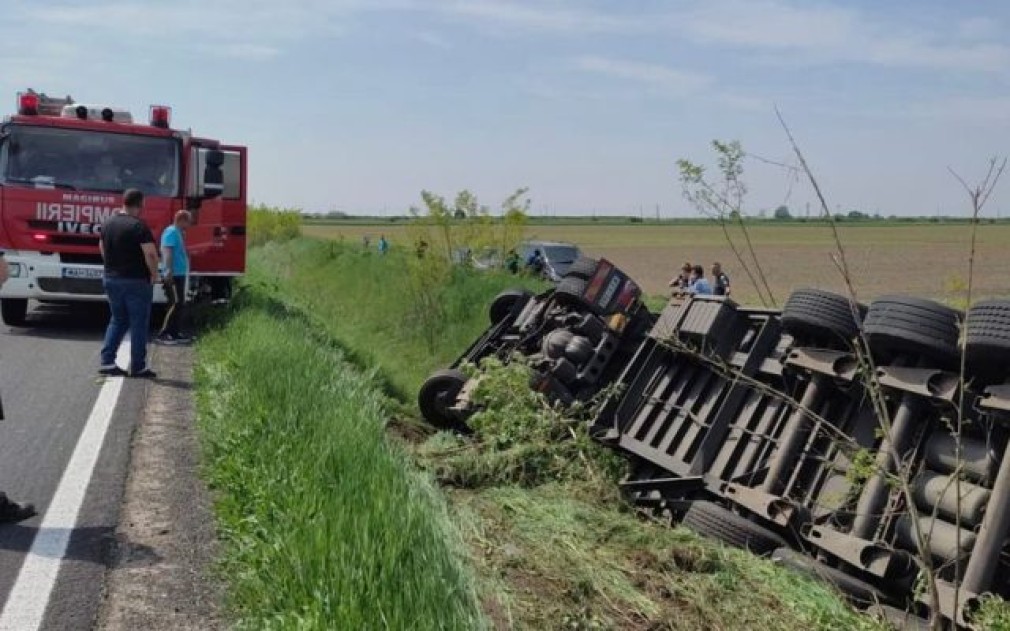 Un şofer maghiar a murit după ce s-a răsturnat cu camionul în judeţul Arad
