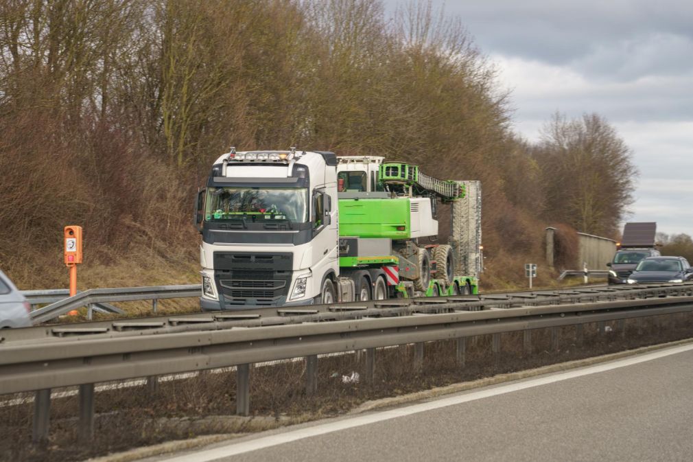 Un bărbat a fost călcat de un camion. Autostrada e blocată