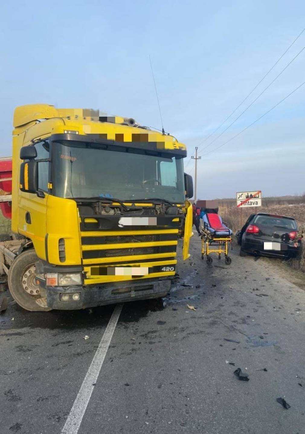 Doi tineri, la spital după ce au fost loviți de camion