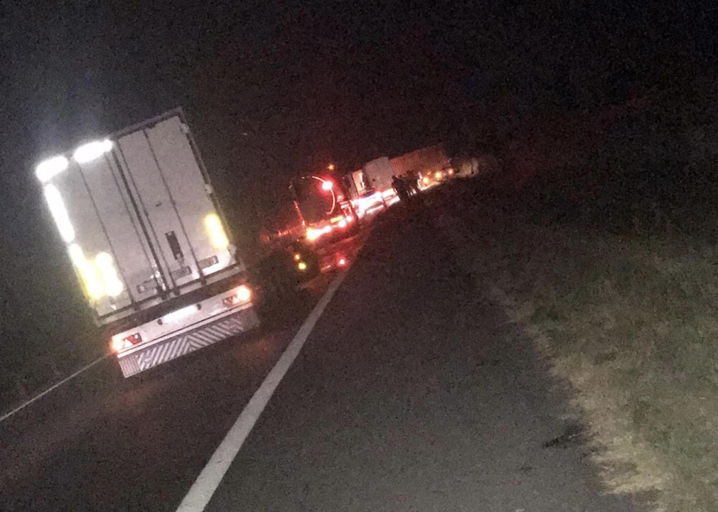 Camion răsturnat pe autostrada spre Pitești