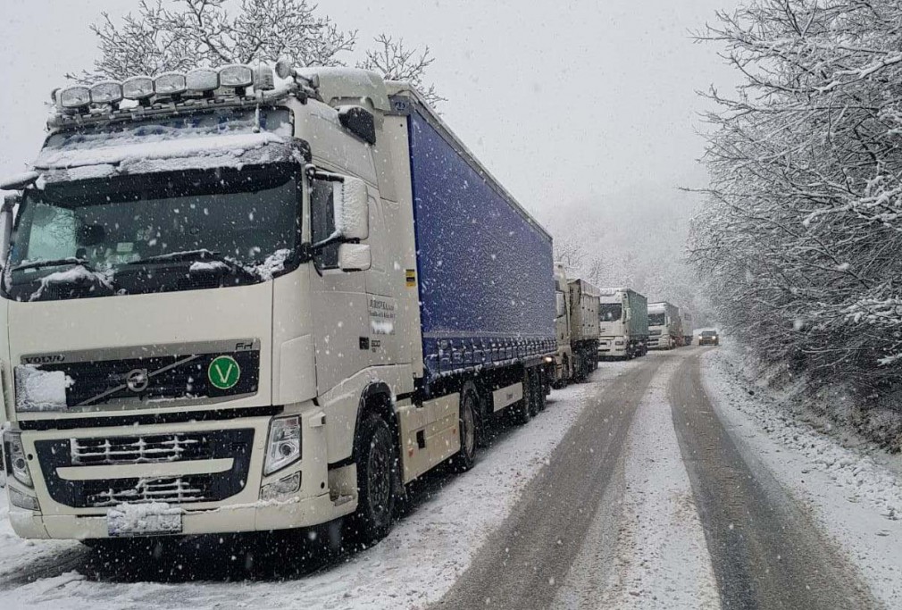 Mediaș: camioane blocate de gheață și zăpadă pe DN14