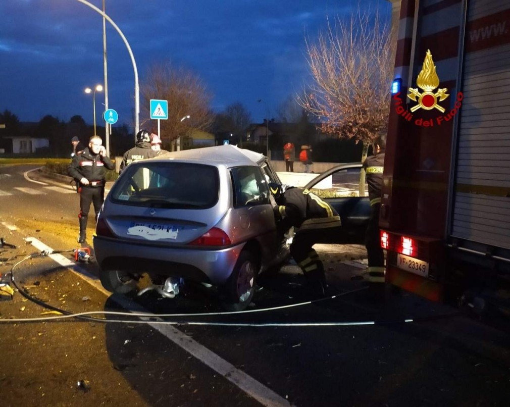 Șofer profesionit român de camion a încercat, în Italia, să evite o mașină intrată pe contrasens și a ajuns în șanț