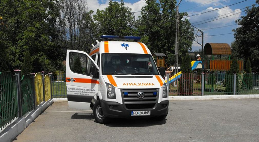 Accident între o ambulanță și un camion de salubritate