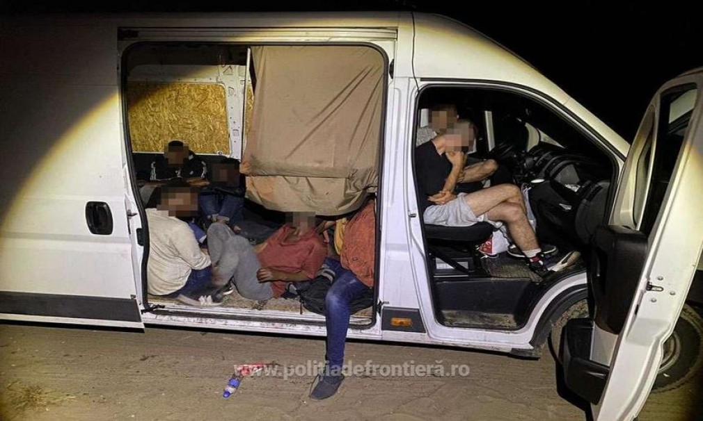 Zeci de migranţi din Siria, Somalia şi Libia, găsiţi în două microbuze de marfă. Mergeau spre Ungaria