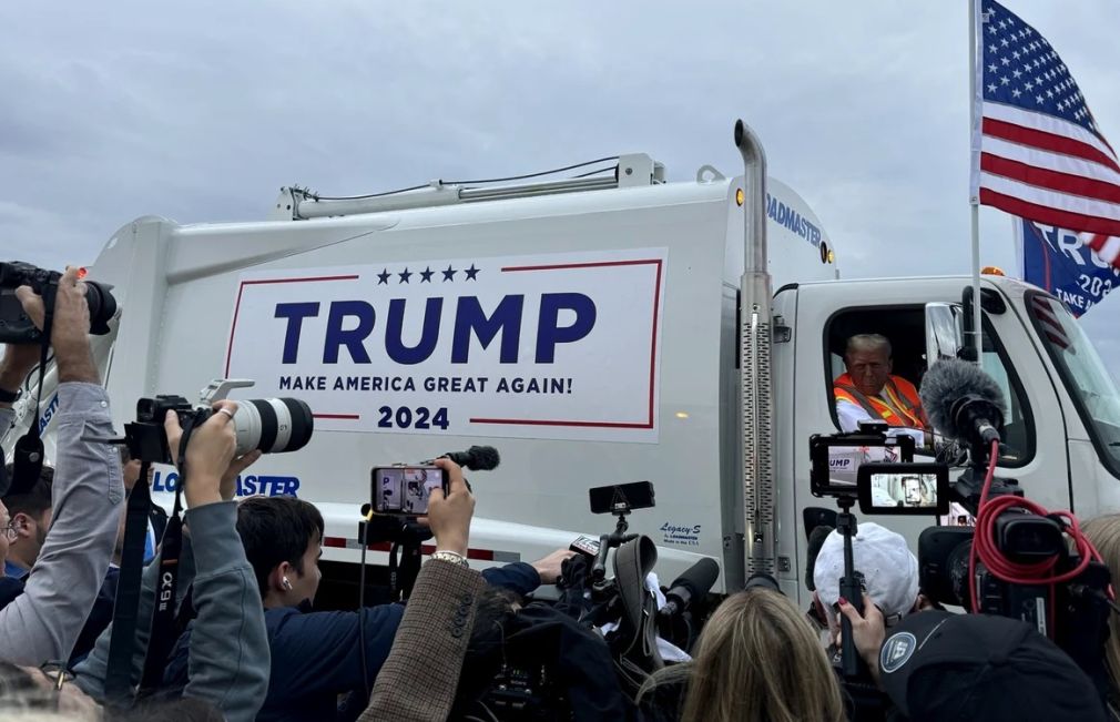 Trump a venit la un miting electoral într-un camion de ridicare a gunoiului