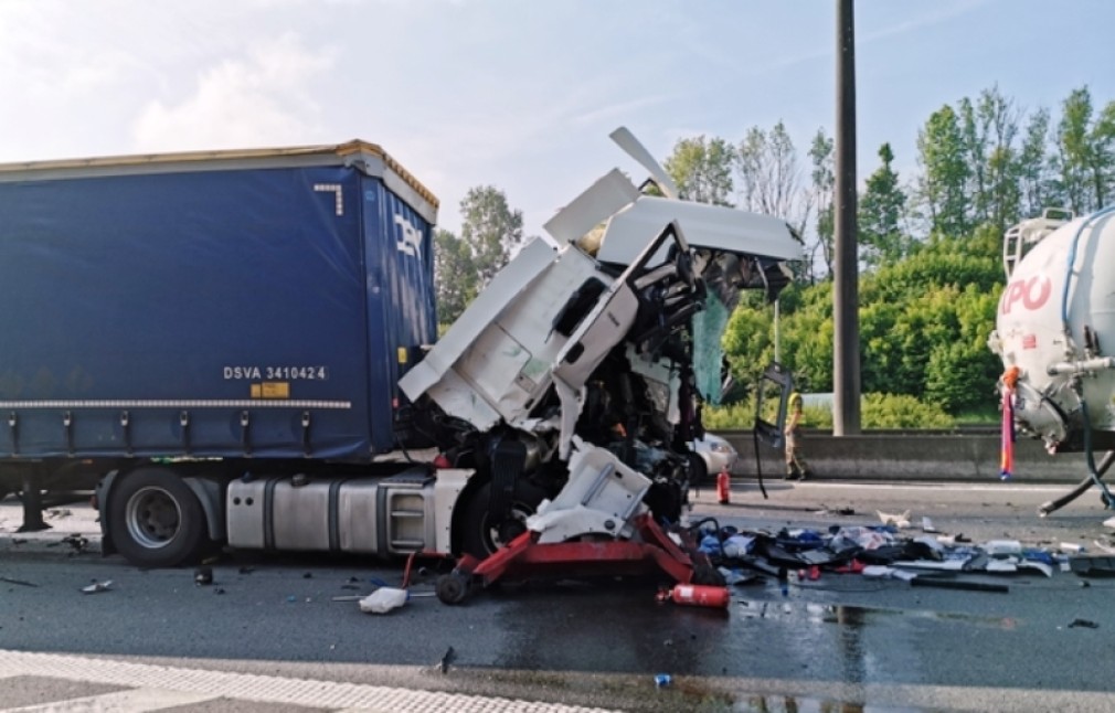 Un cap-tractor este „daună totală” pe Drumul Pitești - Vâlcea