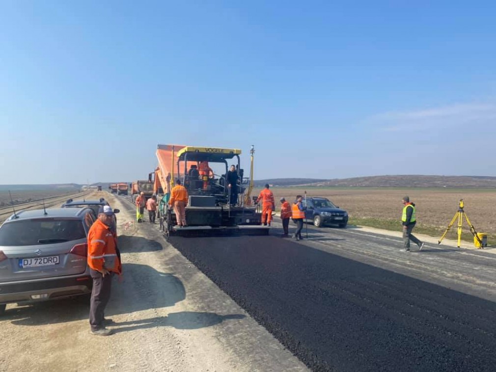 VIDEO S-a turnat primul strat de asfalt pe Drumul Expres Craiova - Pitești
