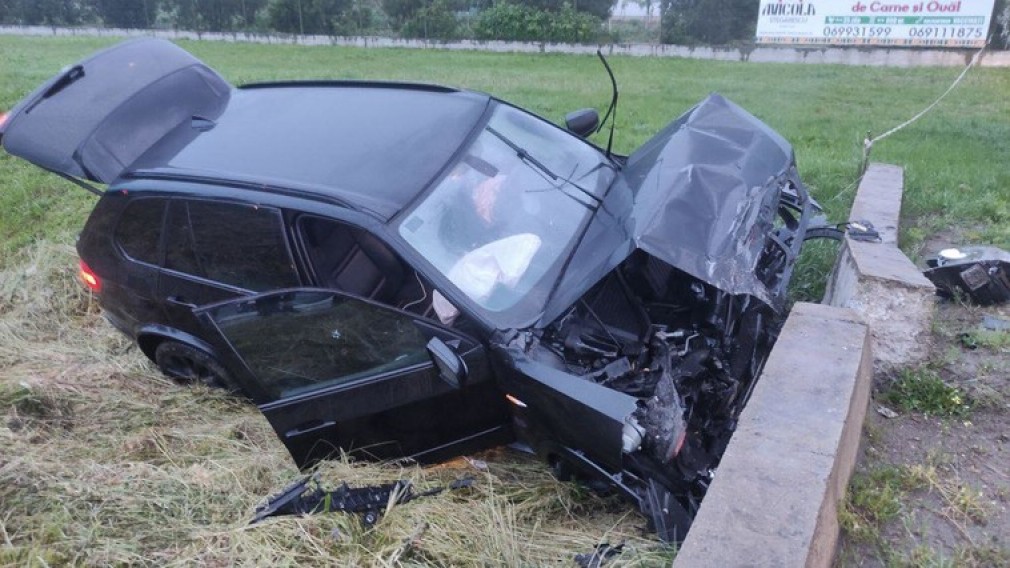 Un BMW a încercat să evite impactul cu un camion și a ajuns în șanț