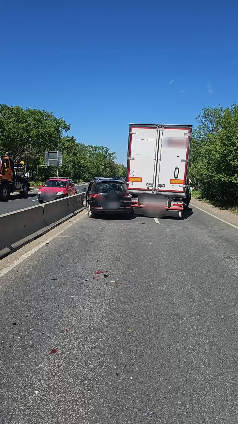 Două persoane rănite după cu un camion nu a dat prioritate
