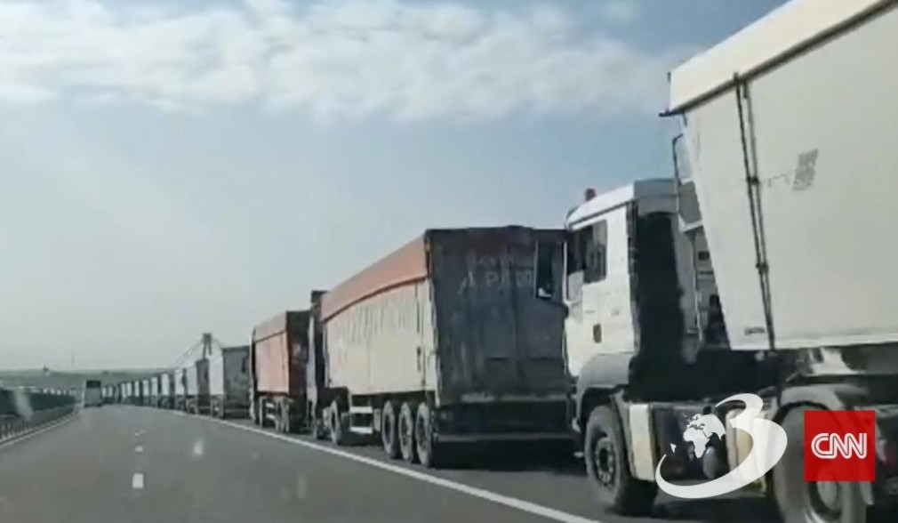 Coadă de sute de camioane pe Autostrada Soarelui, spre intrarea în Portul Constanța