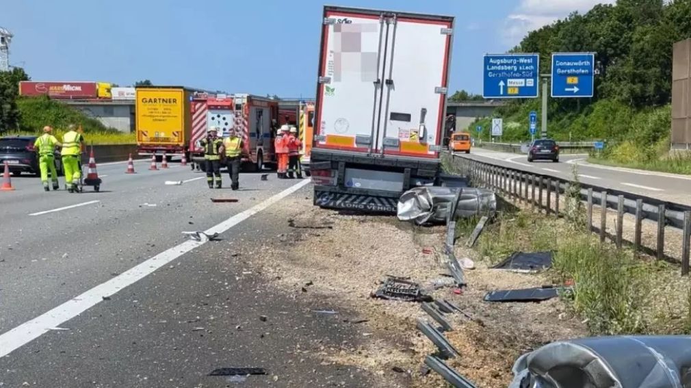 Un șofer român de camion a spulberat mașina unor turci oprită pe autostradă