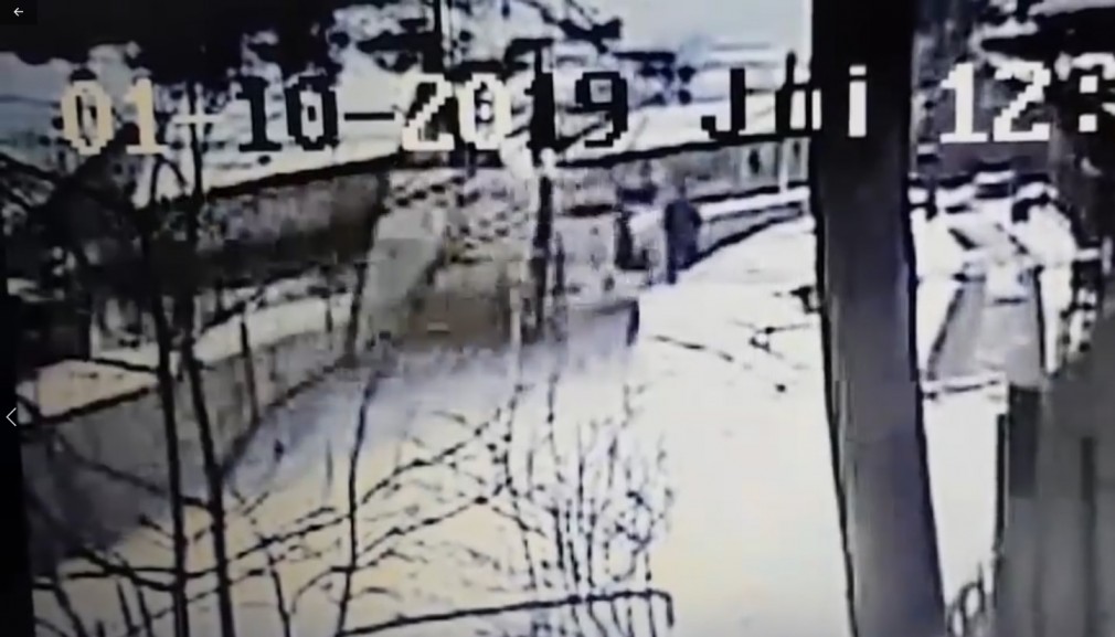 VIDEO: Pieton lovit pe marginea șoselei în Livezeni