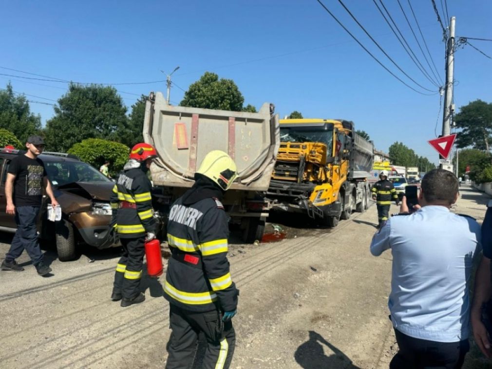 Accident cu  două camioane, trei autoturisme și o mașină de poliție