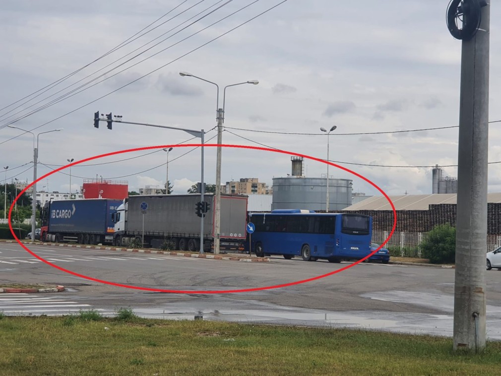 Presa semnalează: Camioane parcate la intrarea în Ploiești pun în pericol traficul rutier
