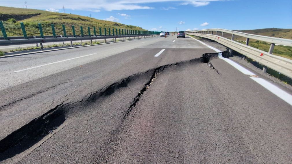 Surpare pe autostrada A10 Sebeș-Turda. Craterul uriaș este în zona kilometrului 66