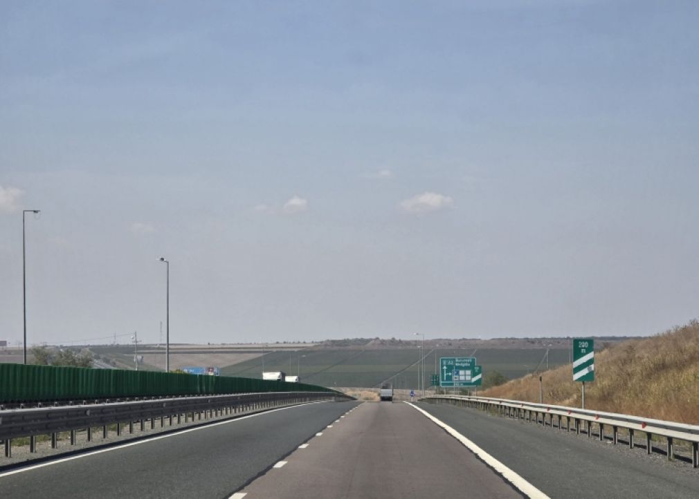 Un camion a blocat benzile pe Autostrada 2