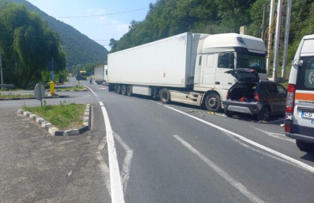 Un camion a izbit un autoturism. S-a deschis dosar penal
