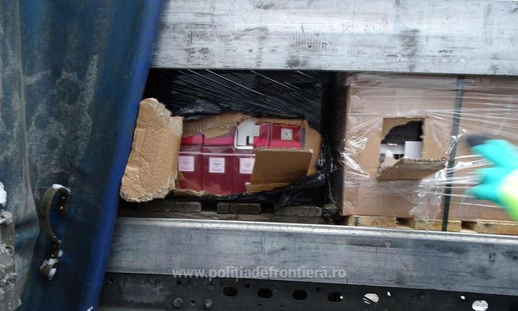Un camion plin cu parfumuri contrafăcute, oprit de poliție