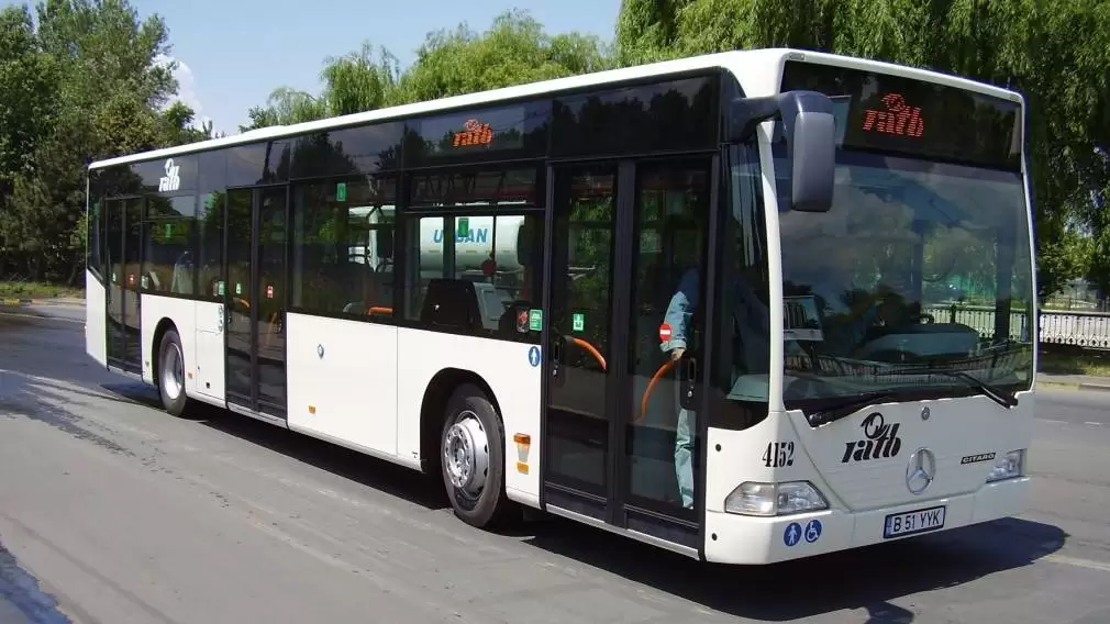 Tânără lovită de autobuz, dusă de urgență la spital